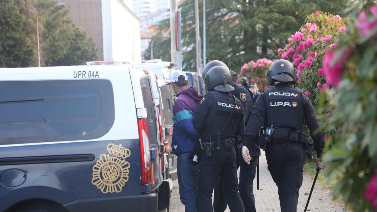 La Policía carga contra los manifestantes ante la Xunta por el conflicto de la mejilla