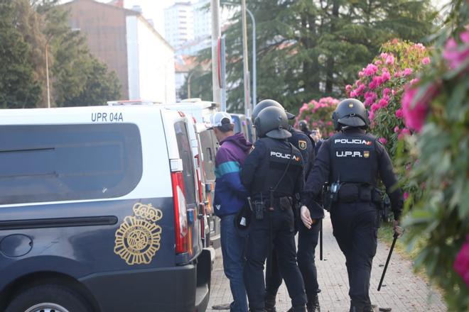 La Policía carga contra los manifestantes ante la Xunta por el conflicto de la mejilla