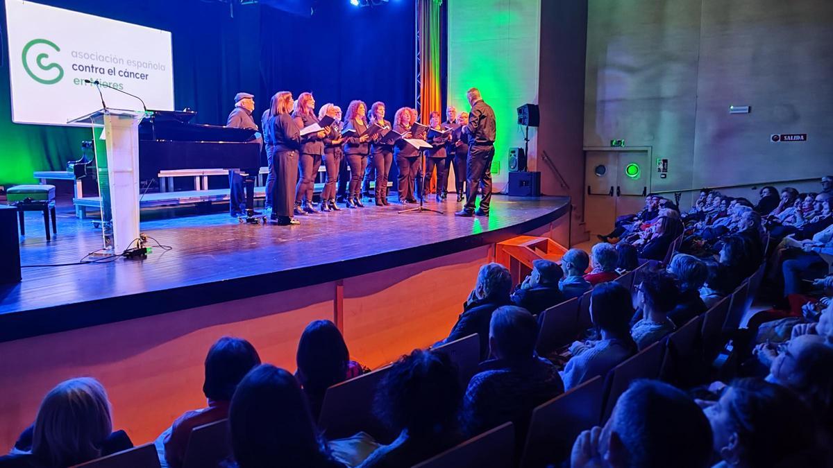 Una de las actuaciones de la gala contra el cáncer de Mieres.