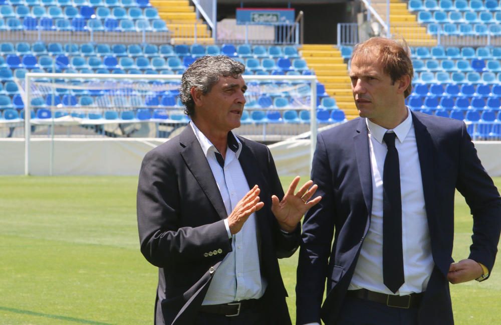 Juande Ramos regresa al Málaga CF. El jeque Al-Thani le ha acompañado en su presentación.