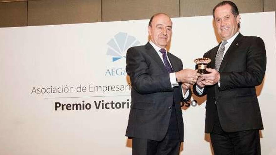 Julio Lage, de Aegama, y Juan Carlos Escotet, ayer en Madrid. // FdV