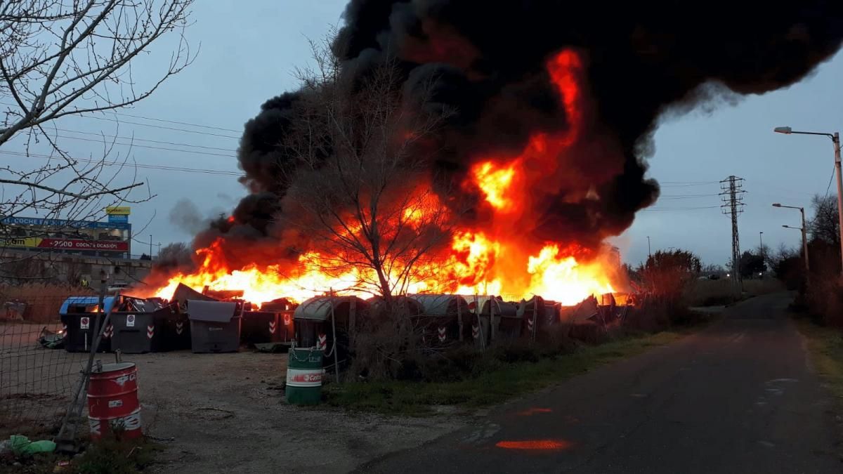 Incendio en el depósito de contenedores de FCC en La Cartuja
