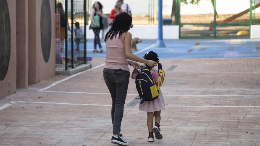 Una madre acompaña a su hija el día en que se inicia el curso escolar 2023/2024,