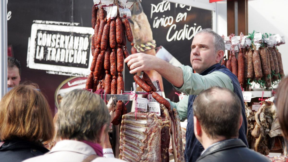 Puesto de venta de productos cárnicos. // Bernabé