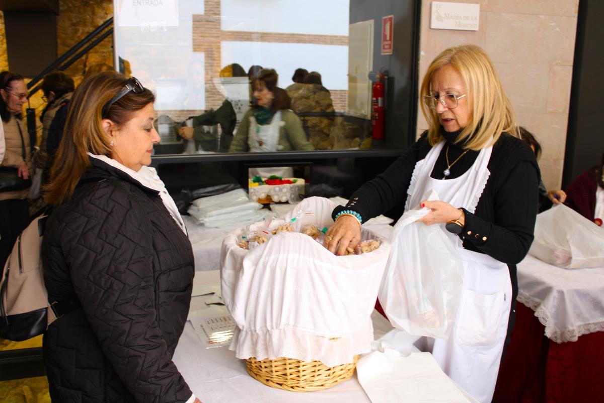 Centenares de personas acudían a comprar 'rollicos' y reliquias.