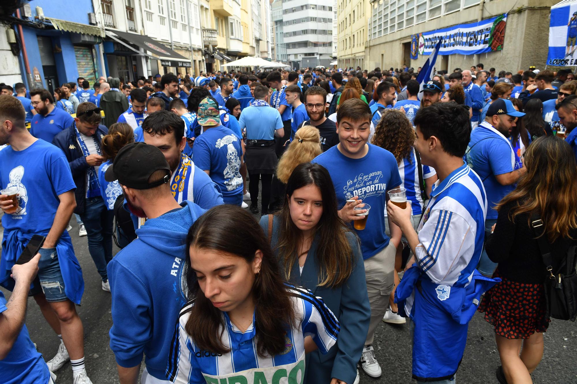 Ambientazo en la calle San Juan en la previa del Deportivo-Castellón