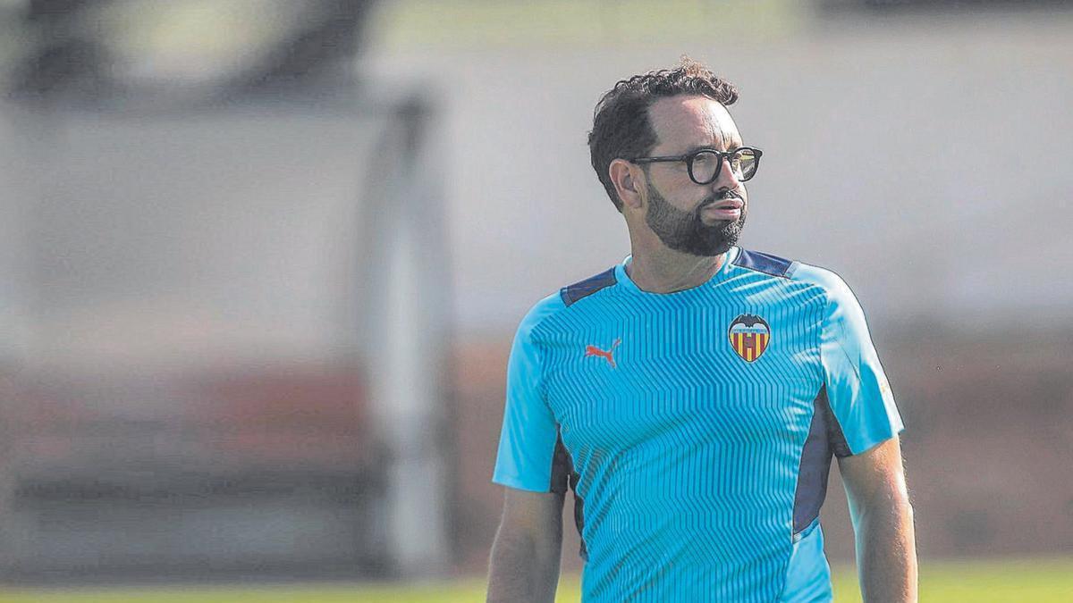 José Bordalás, técnico del Valencia CF, en una sesión de entrenamiento en la ciudad deportiva de Paterna.