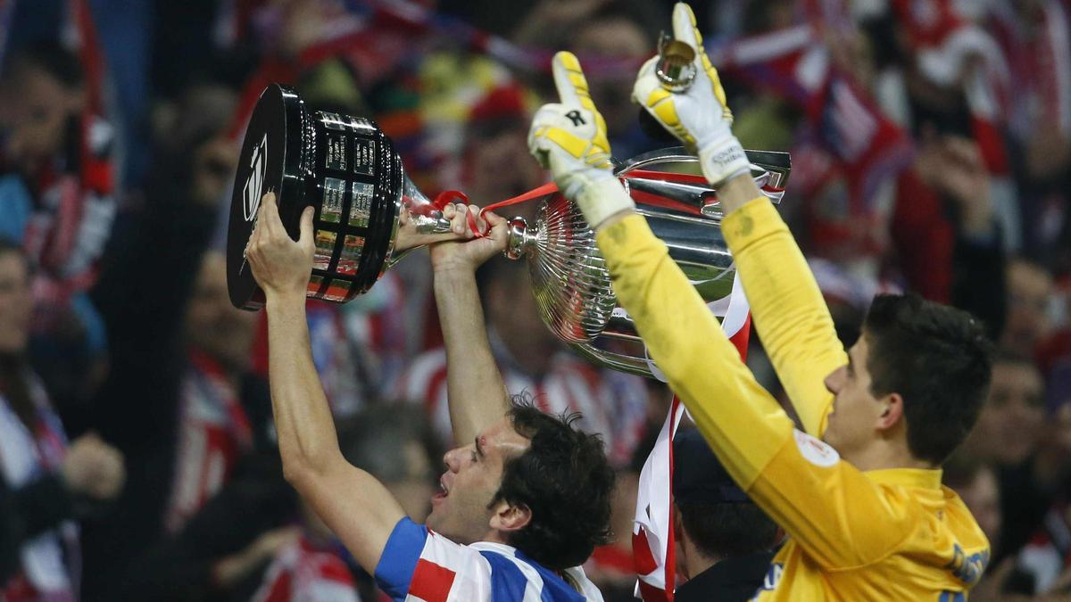 Courtois celebrando con Godín la Copa del Rey ganada con el Atlético en 2013 ante el Real Madrid