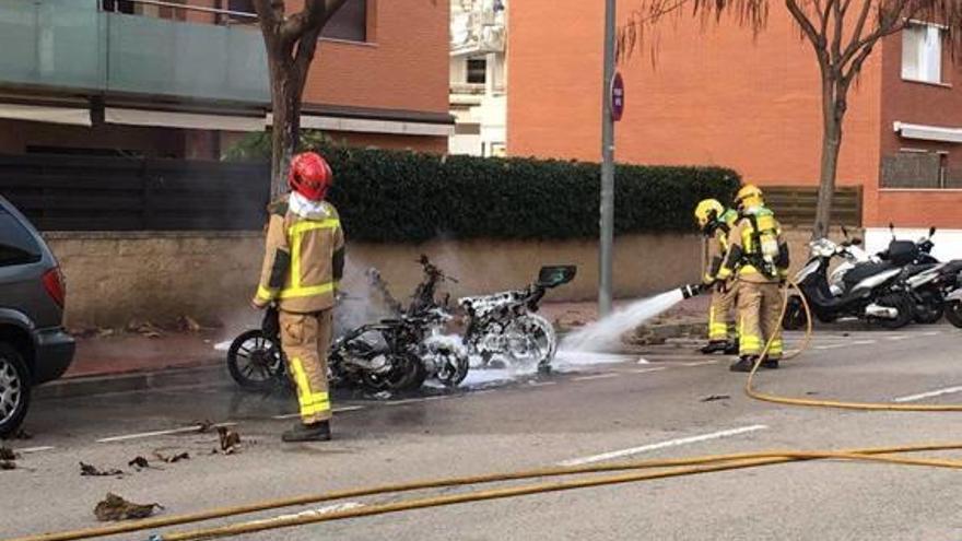 Lloret Cremen quatre motocicletes estacionades