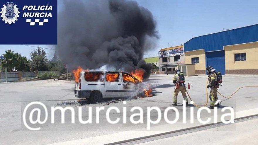 Bomberos acuden a apagar el incendio de un coche envuelto en llamas en Zeneta