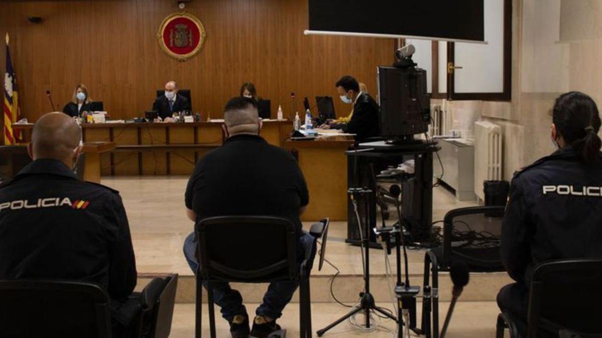 El joven condenado, durante el juicio en la Audiencia.