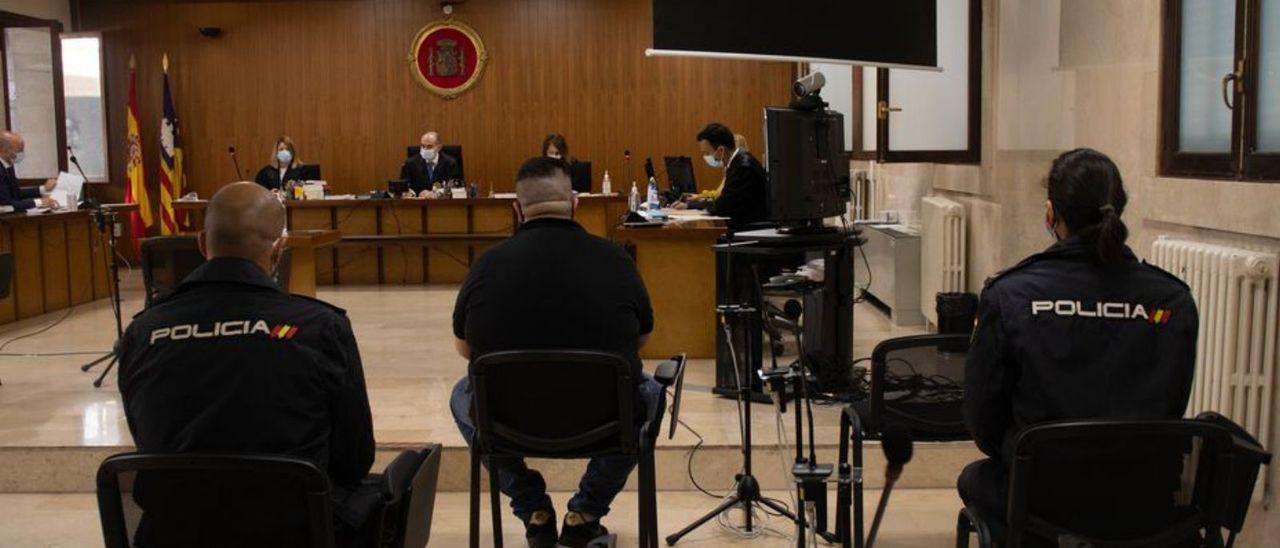 El joven condenado, durante el juicio en la Audiencia.