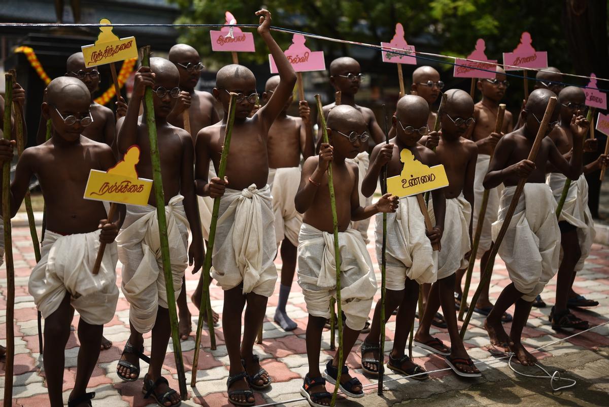 Niños se disfrazan de Mahatma Gandhi con motivo del 153 aniversario del nacimiento de Mohandas Karamchand Gandhi, considerado el Padre de la Nación en India, en el Museo Egmore, en Chennai, India