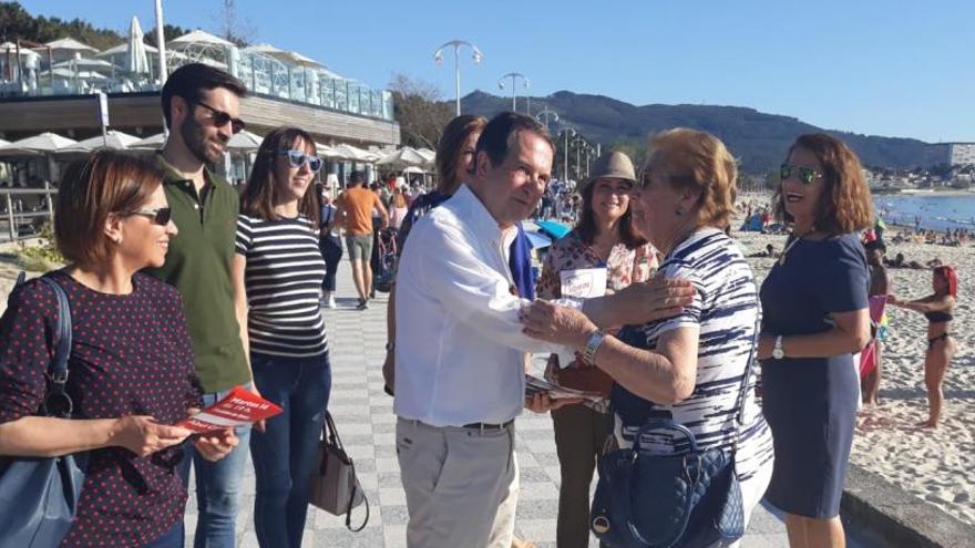 Caballero, durante el reparto de propaganda electoral para este 26M en Samil. // FDV