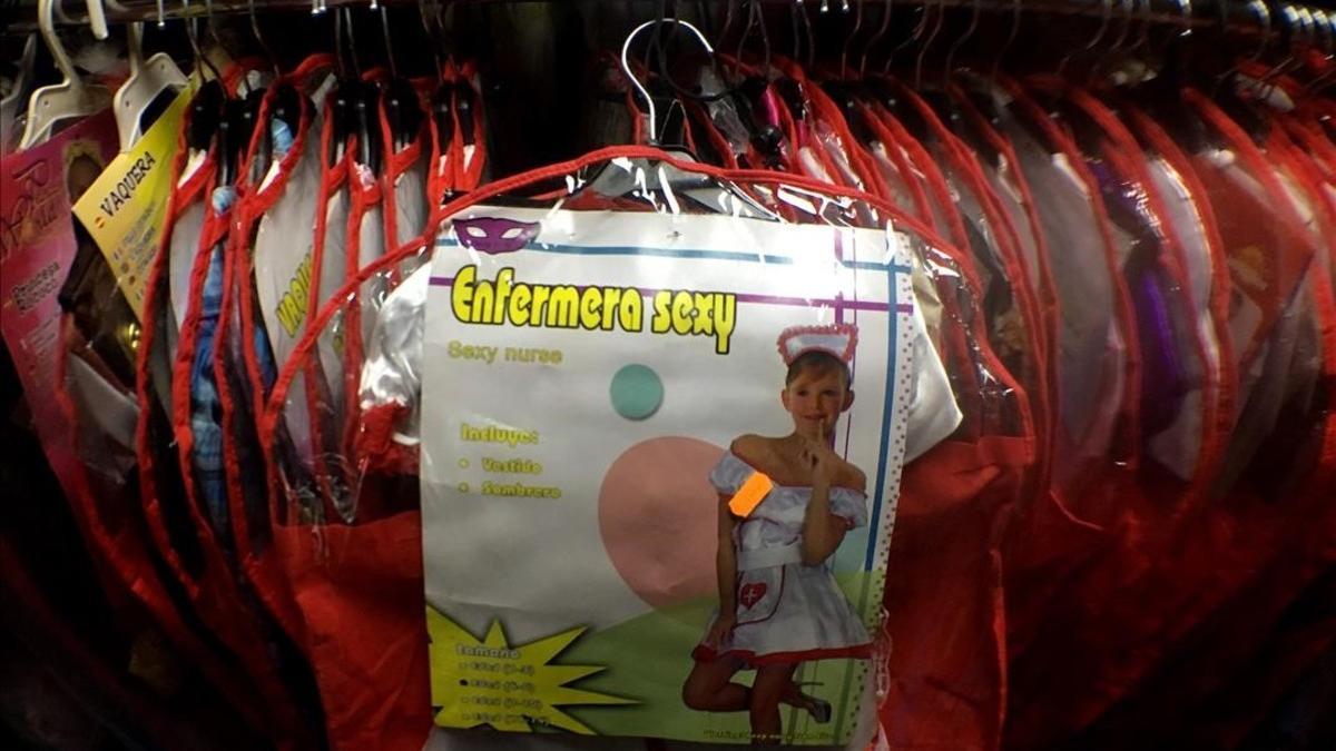 Disfraces sexistas para niños en un bazar de Madrid.