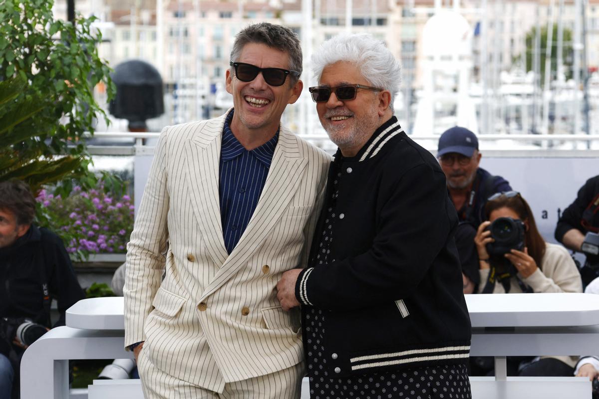 Pedro Almodóvar aterriza en Cannes. El cineasta estrena en Cannes el mediometraje ‘Extraña forma de vida’, con Ethan Hawke y Pedro Pascal, un wéstern protagonizado por dos gais que subvierte el género