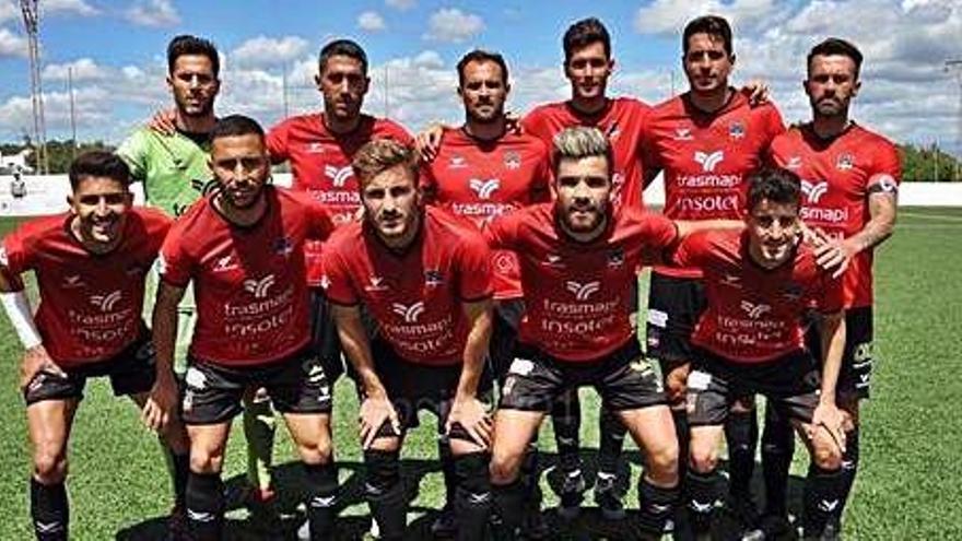 Escuadra titular del Formentera en el partido ante el Felanitx, último de Liga y en el que consiguió la clasificación al &#039;play-off&#039;.