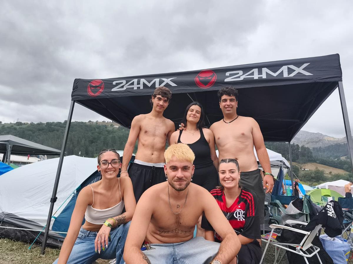 Por la izquierda, de pie, Kilian Fernández, Alicia Sambade y Brais Pérez: agachados, Andrea Maceiras, Xulián Dios y Elena Carreira.