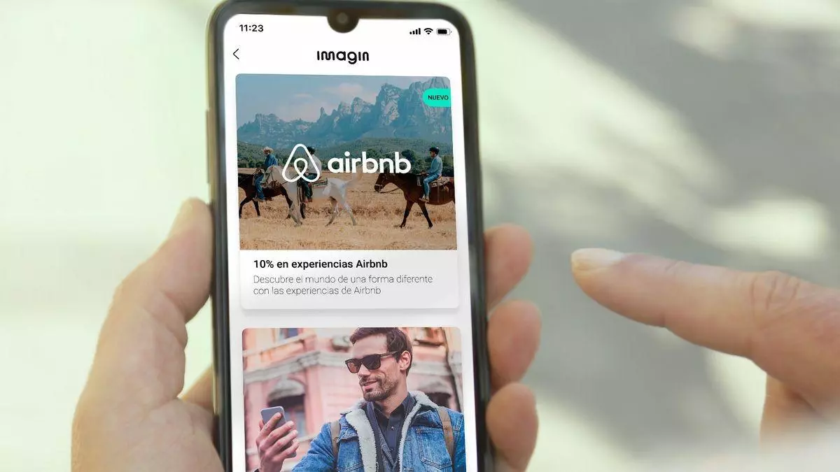 Consumo abre un expediente a Airbnb por publicar anuncios de pisos turísticos ilegales: Hasta 100.000 euros en juego