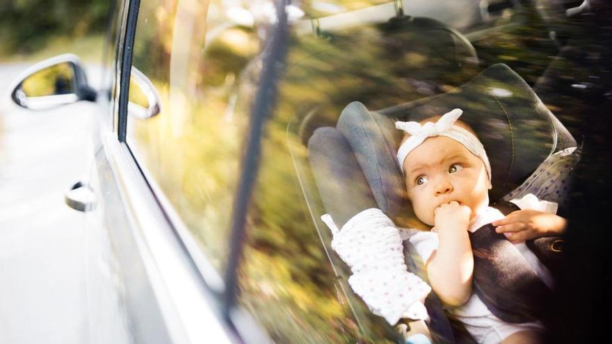 Piden que los niños menores de 3 años viajen en el asiento delantero del coche para evitar el olvido en su interior: “Está permitido en la mayoría de la UE”