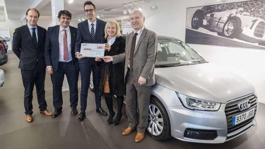 Rosario Pérez recibió ayer el cheque de 6.000 euros y su coche de ocasión. // Brais Lorenzo