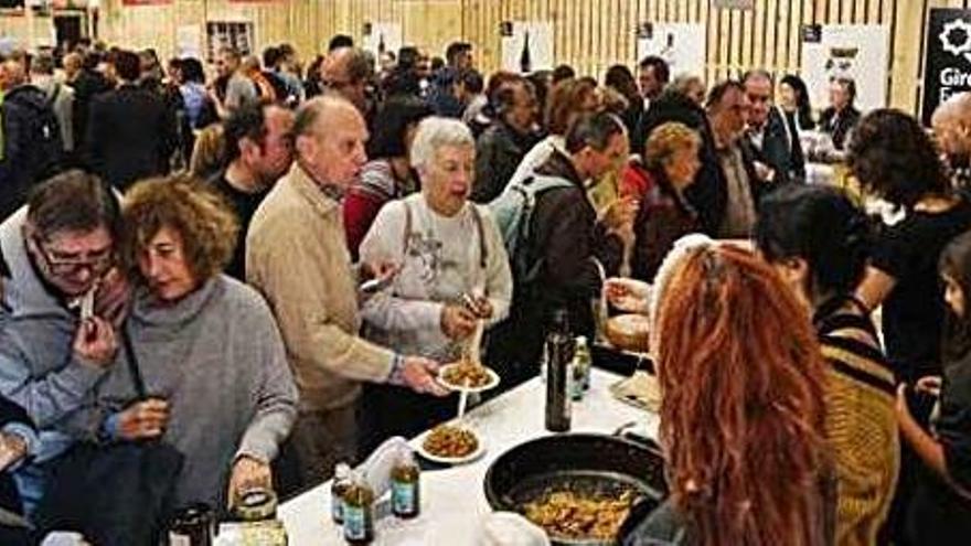 A l&#039;esquerra, visita de les autoritats als estands. A la dreta, una imatge general de la Fira.