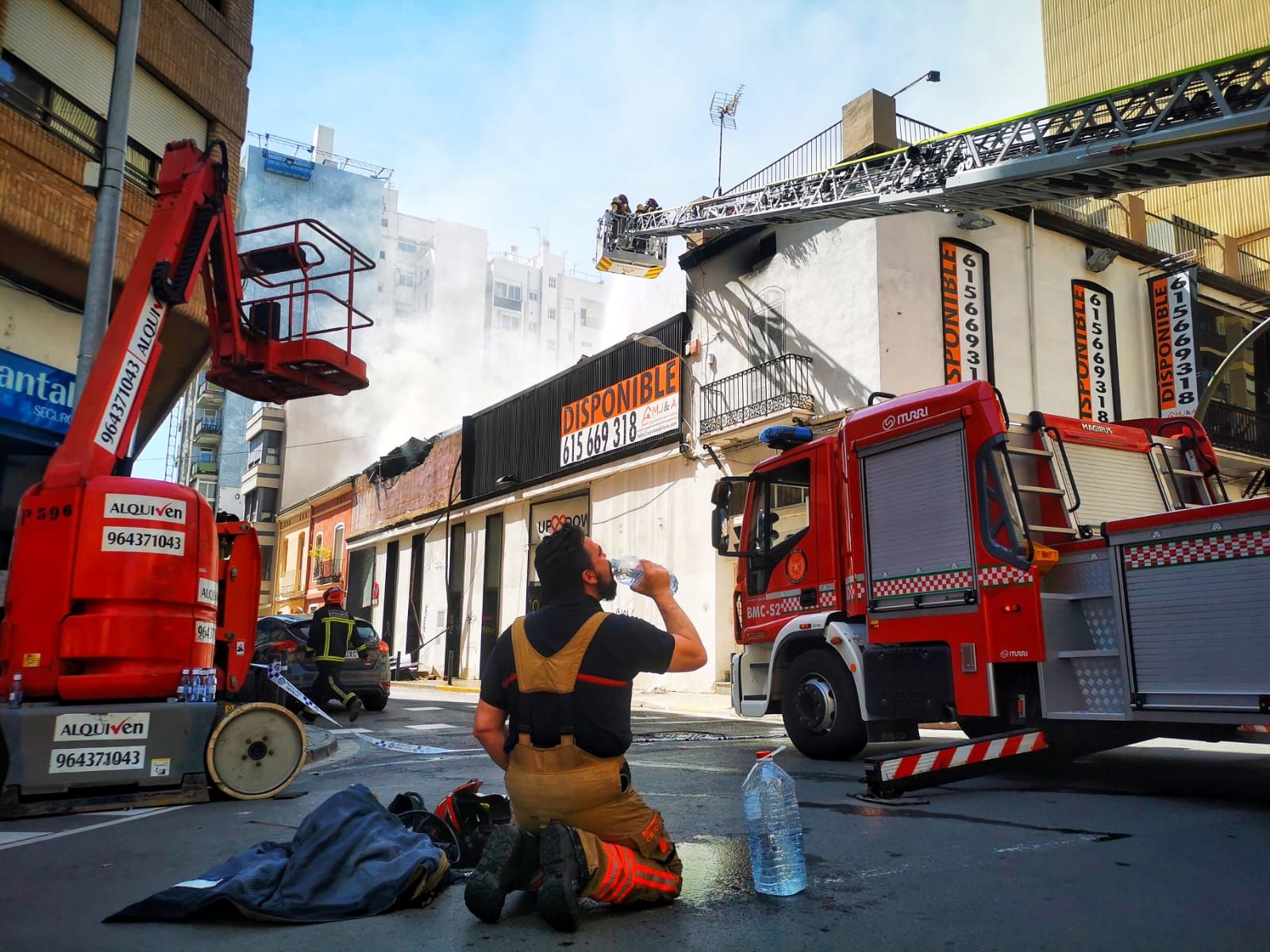 Las imágenes del duro servicio en el incendio de una antigua discoteca de Castelló