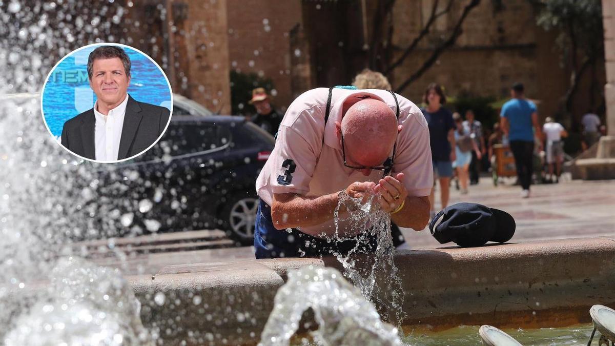 Un hombre se refresca en una fuente pública.