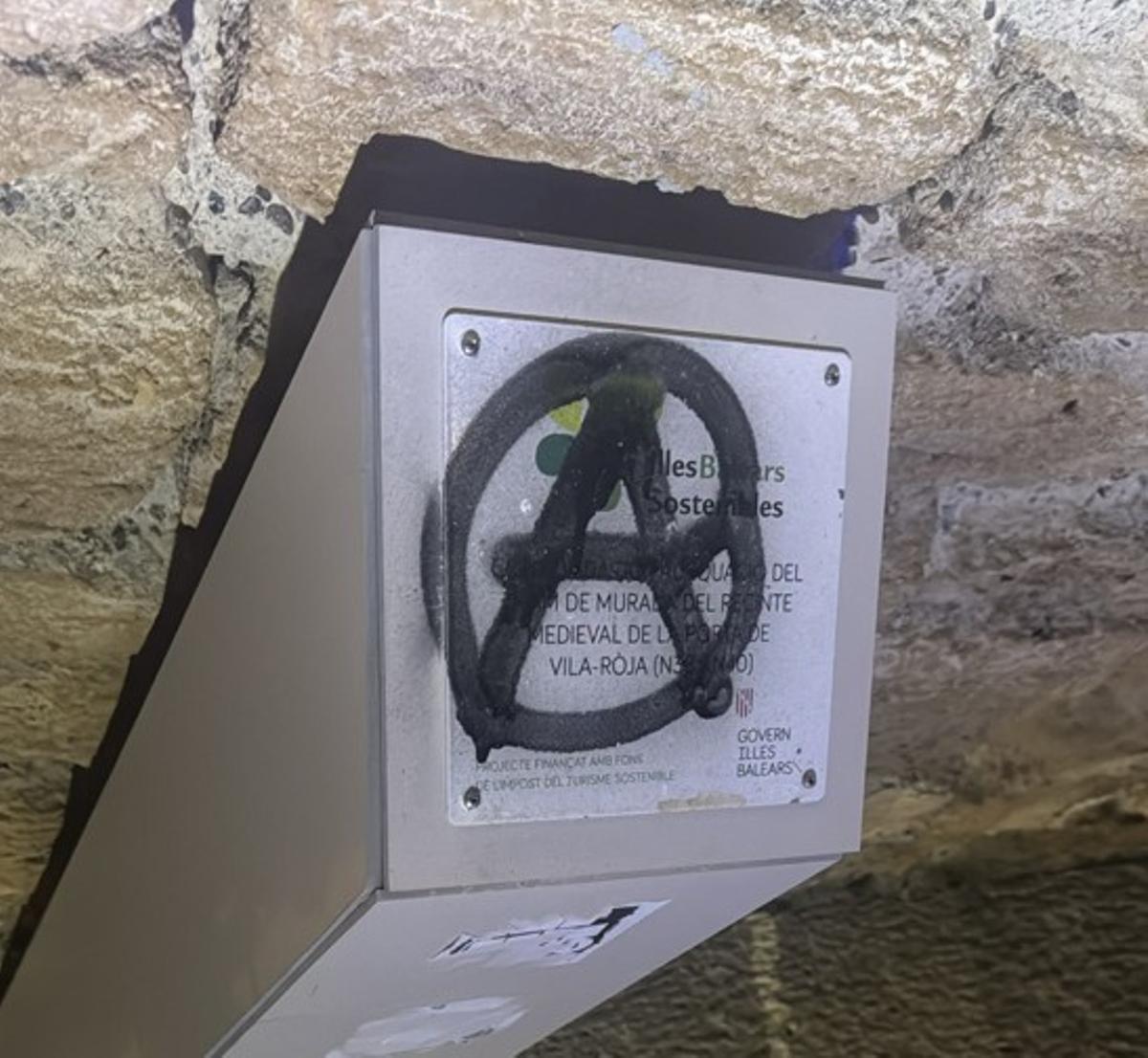 Uno de los grafitis afecta al panel explicativo sobre las murallas.