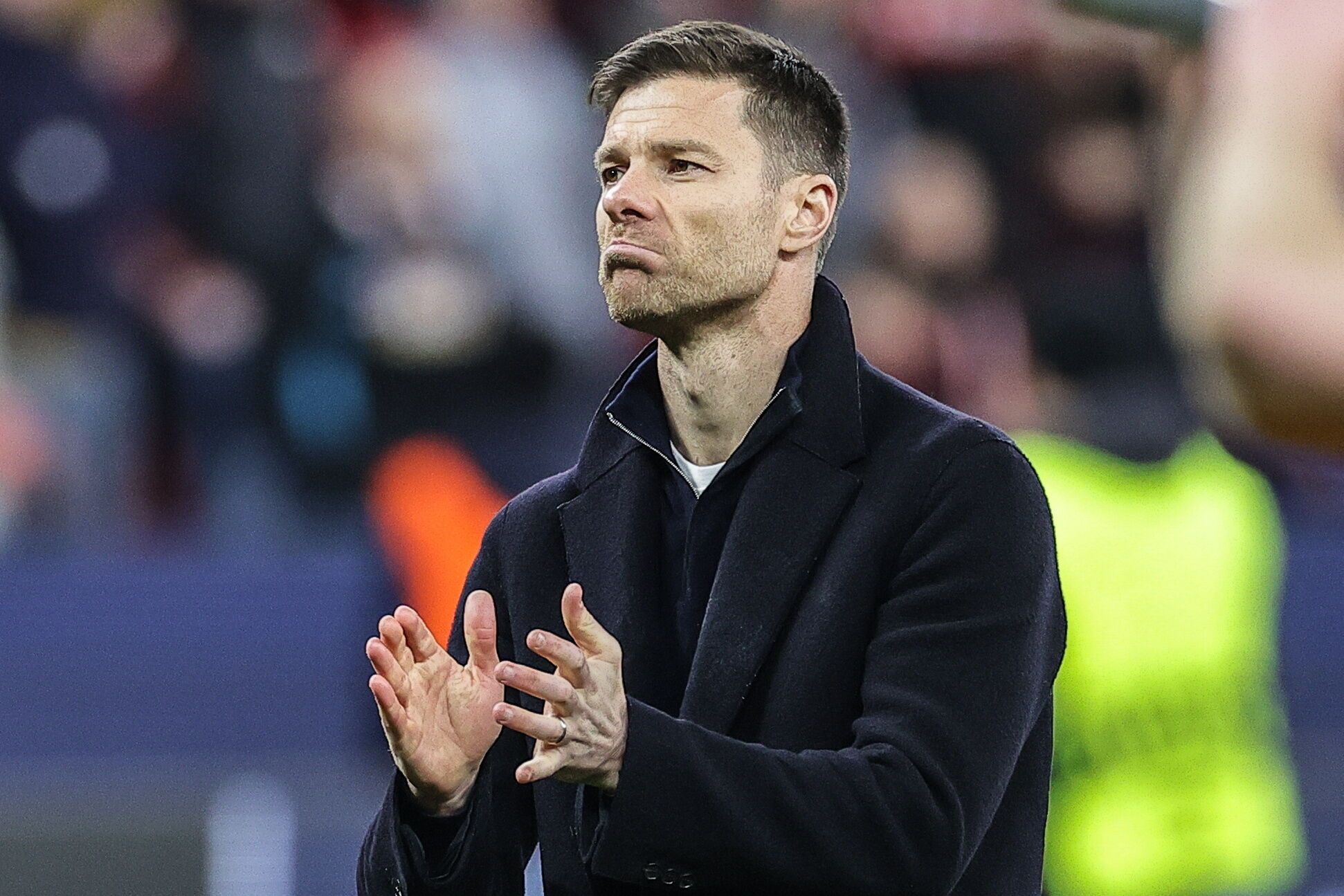 Xabi Alonso, en la imagen tras un partido de Champions del Bayer Leverkusen, aún no ha aclarado su destino para la próxima temporada
