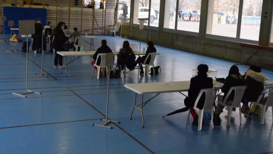 Llargues cues per votar a Berga, però màxima seguretat a l&#039;interior dels col·legis