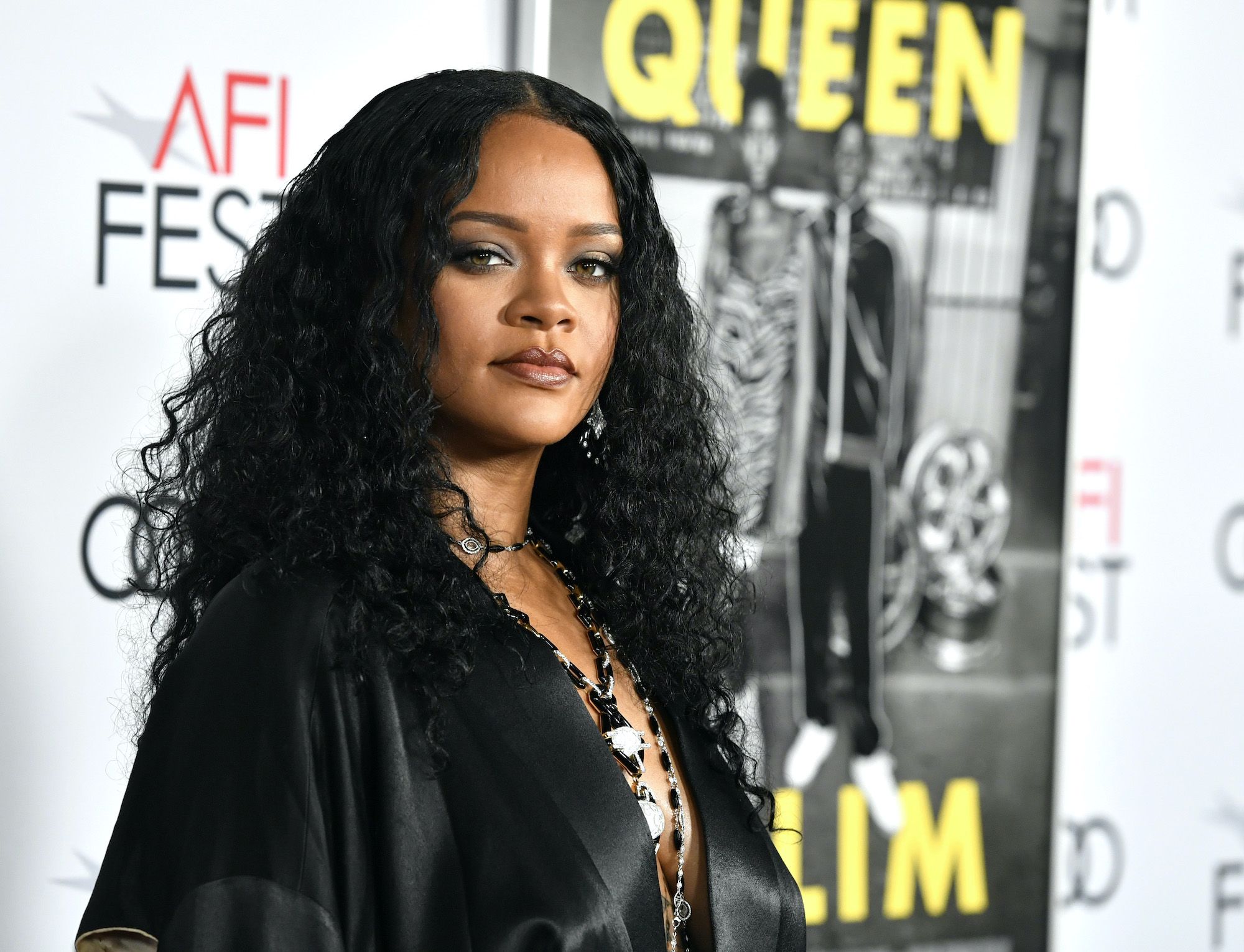 Rihanna pelo rizado