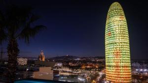 La Torre Glòries se ilumina de amarillo en la cuenta atrás de los 100 días para la salida desde Barcelona del Tour de Francia 2026