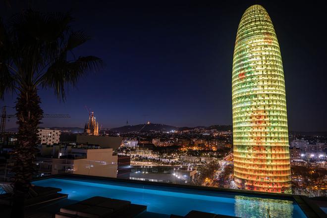 El mirador de la Torre Glòries se ilumina de amarillo