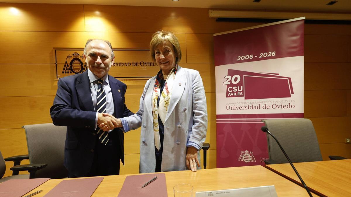 Ignacio Villaverde y Mariví Monteserín tras firmar la renovación del convenio de colaboración para el Centro de Servicios Universitarios de la calle La Ferrería.
