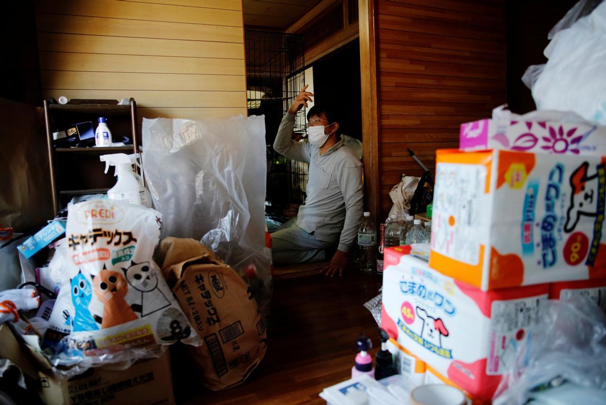 Una habitación en la casa de Sakae Kato está llena de suministros para mascotas para gatos y perros