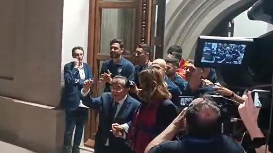 Salida de los jugadores del Levante UD al balcón del Ayuntamiento con la alcaldesa de València