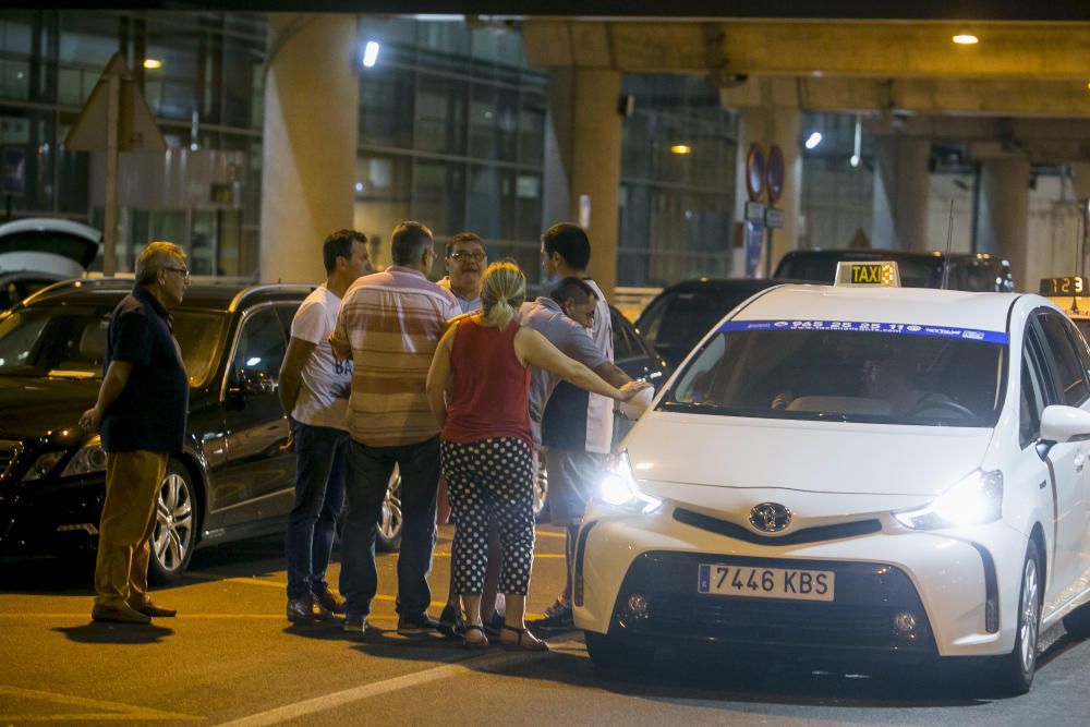 La huelga indefinida continúa: turistas cargados de maletas sin taxi en Alicante.