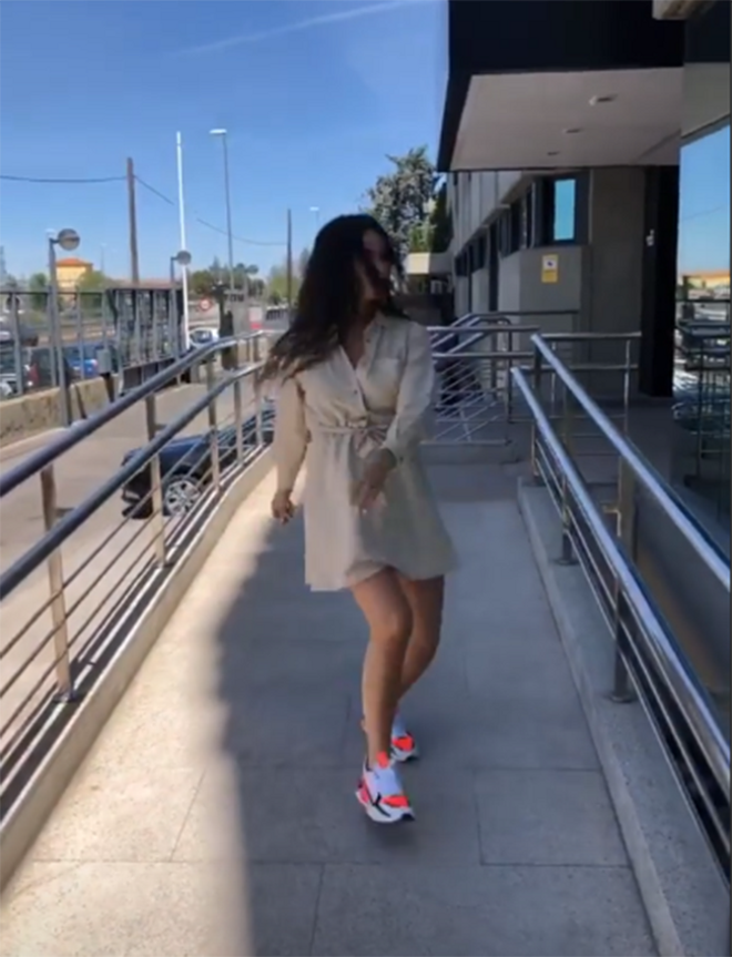 Cristina Pedroche con vestido beige y sneakers de Puma