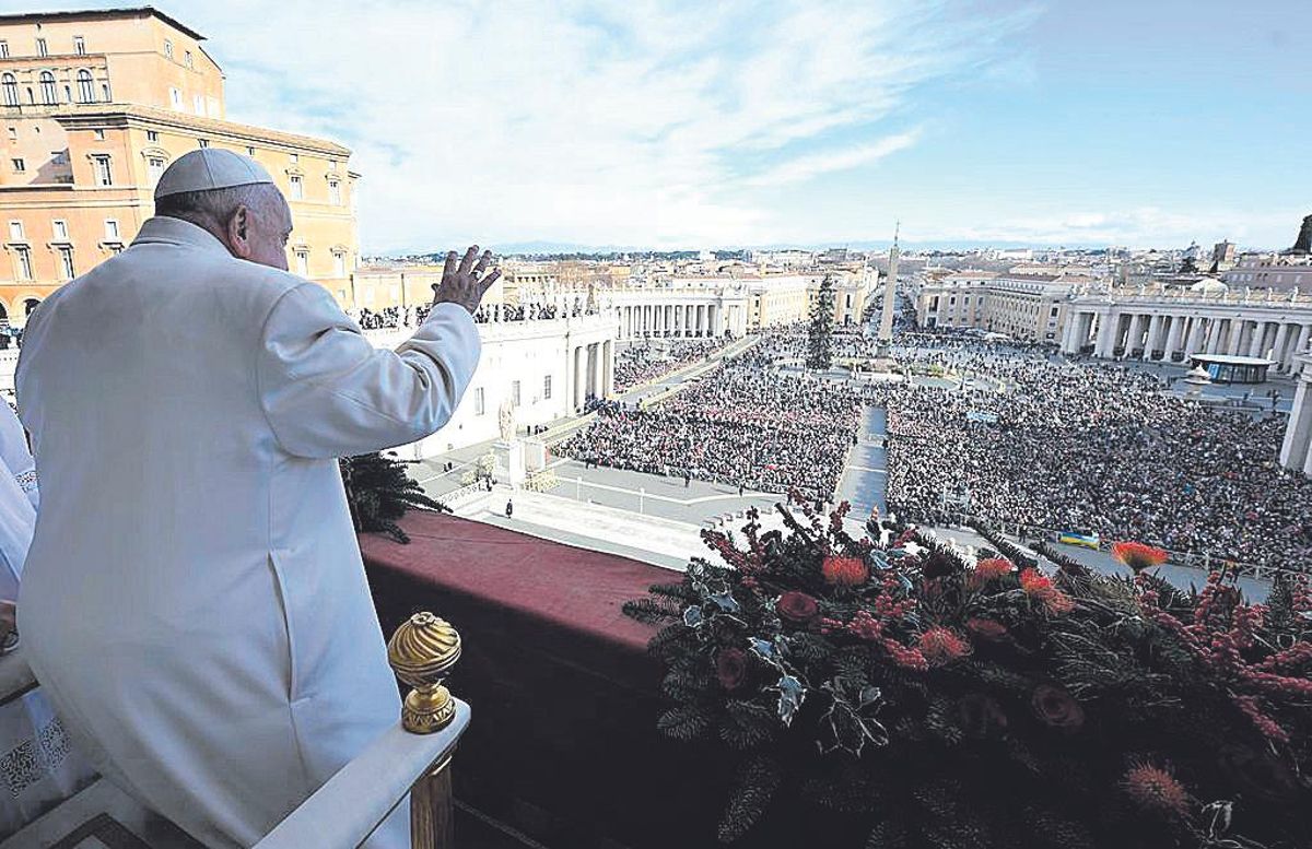 El papa durante su mensaje de Navidad en la plaza San Pedro.