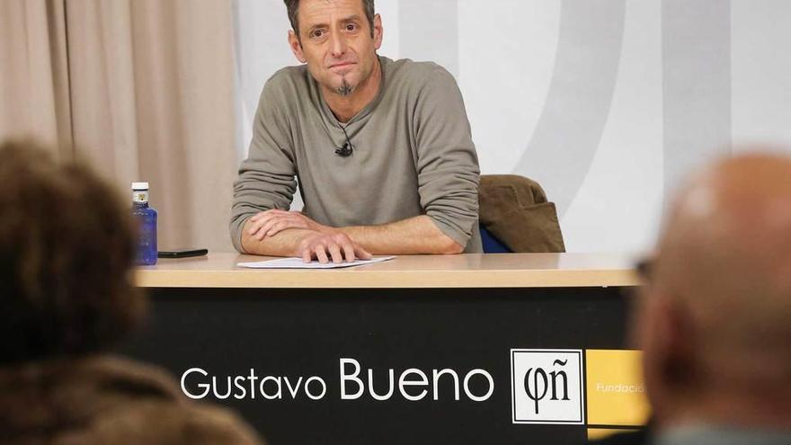 Luis Carlos Martín, en la Escuela de Filosofía de Oviedo, durante su lección de ayer.