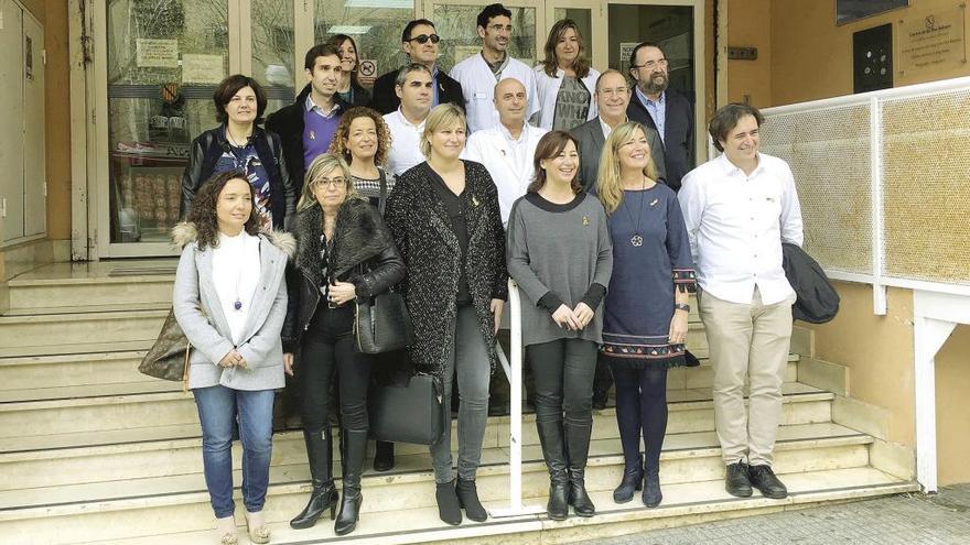 La presidenta Armengol, junto a directivos y coordinadores de Primaria, posa en las escaleras del centro de salud de Camp Redó.