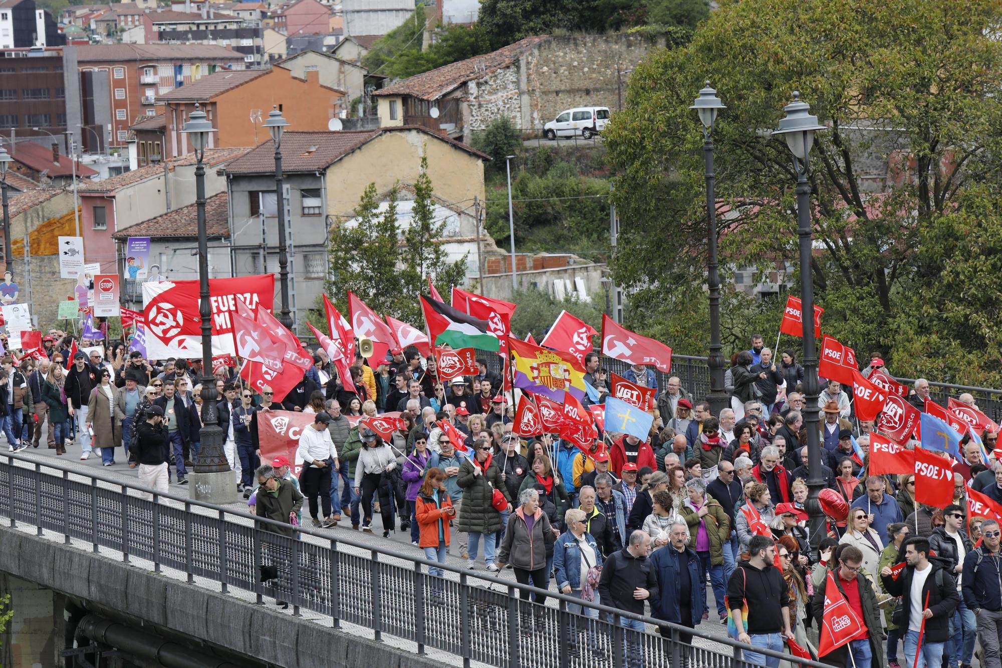 Manifestación de los sindicatos mayoritarios en Langreo por el 1 de mayo.