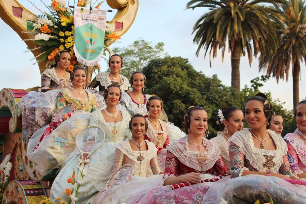 Tres generaciones de falleras en la Batalla de Flores