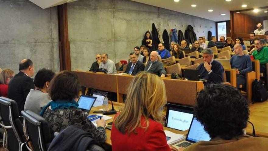 Reunión del Consello de Goberno de la Universidad, ayer. // FdV