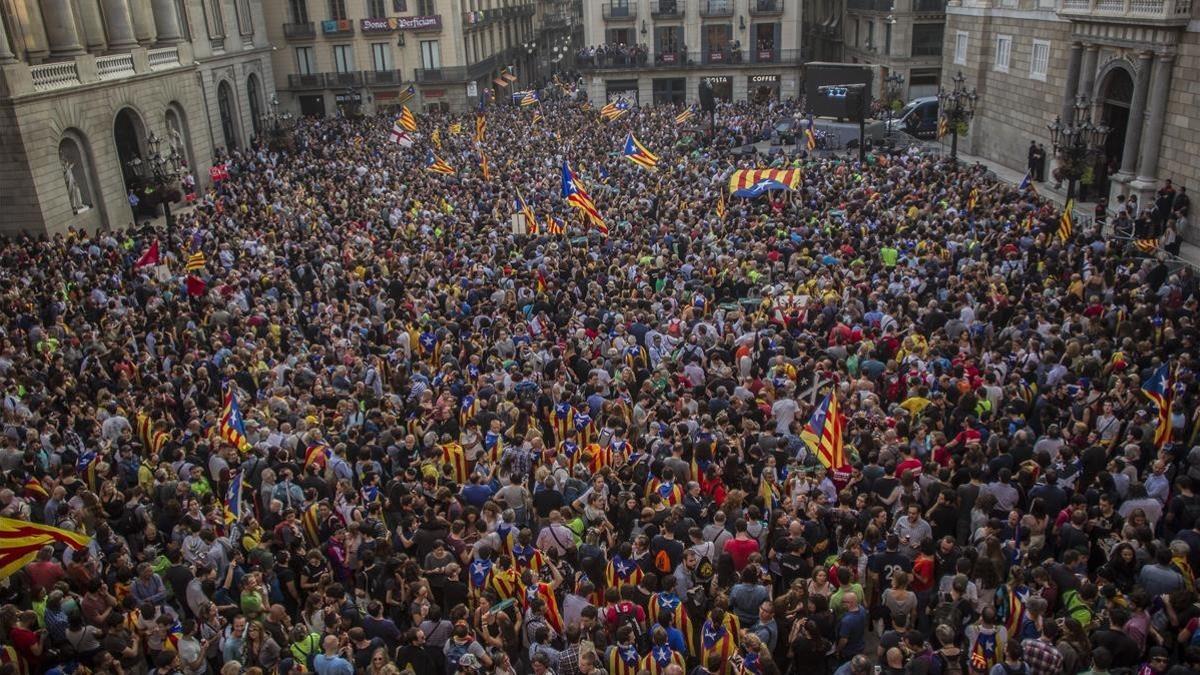 La plaza de Sant Jaume llena a rebosar para celebrar la DUI.