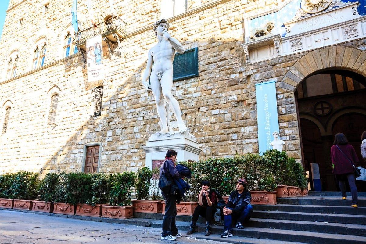 Escultura David Miguel Ángel entrada Galería Uffizi, Florencia