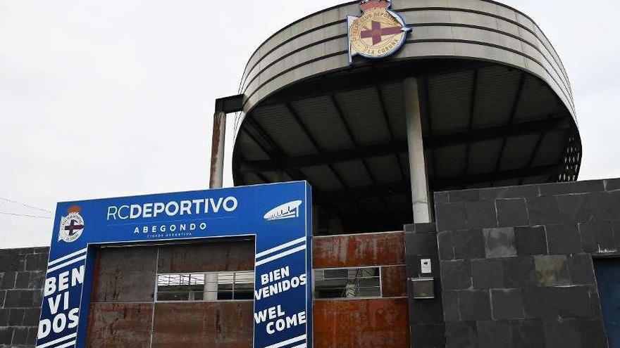 Entrada principal de la ciudad deportiva de Abegondo.