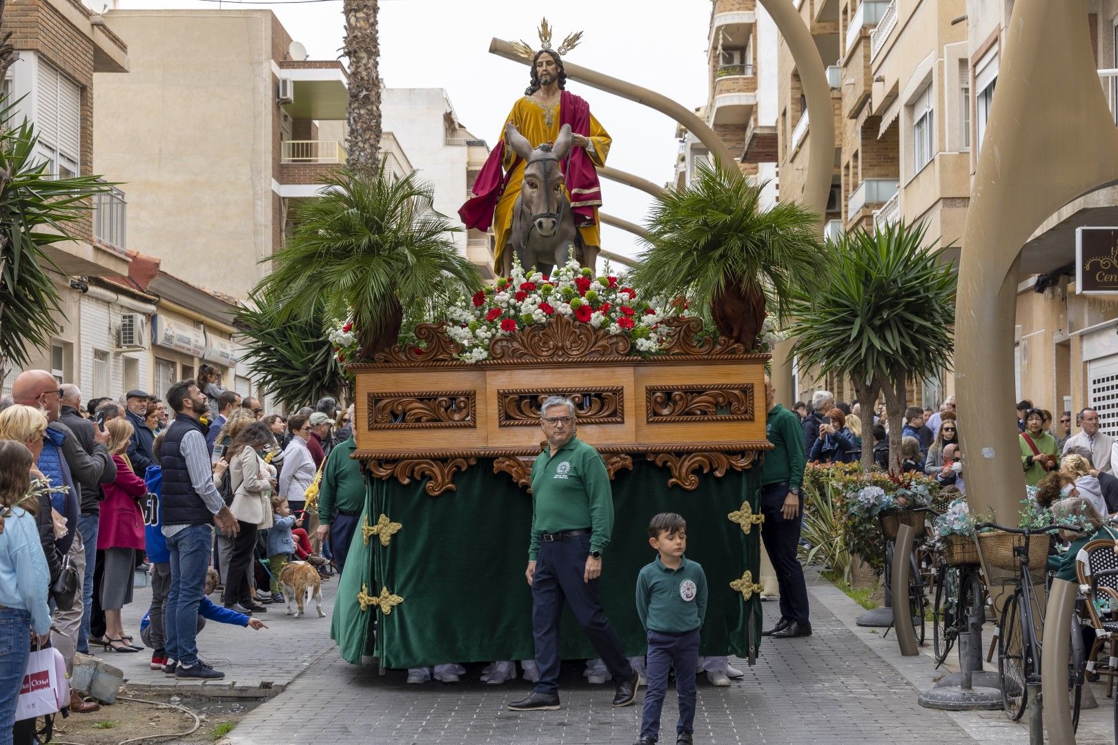 Bendición y procesión de Las Palmas en Torrevieja de Domingo de Ramos en la Semana Santa 2024