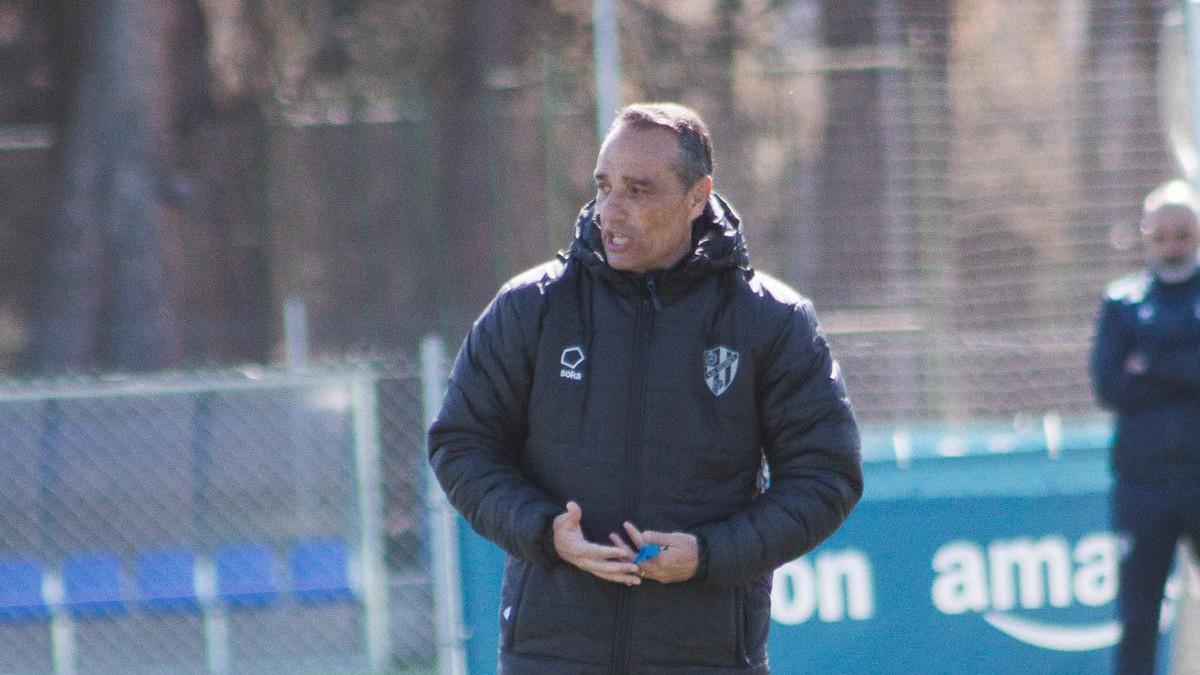 José Luis Oltra da instrucciones durante un entrenamiento.